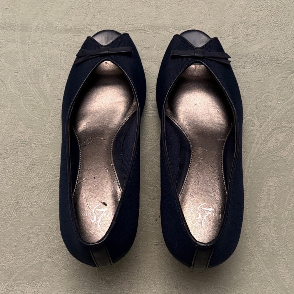Life Stride Women’s Size 7.5 Shoes Navy Blue Linen Peep Toe 2” Heels Bow Detail - Picture 6 of 11
